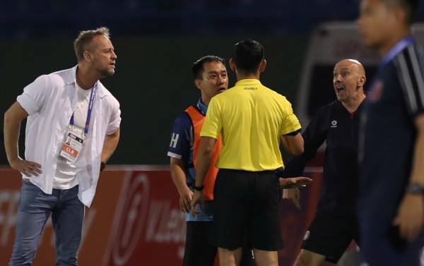 Phản ứng trọng tài, trợ lý HLV Polking sẽ bị ‘phạt nguội’: Dù đã chạy vào hầm, trốn thẻ đỏ! Phản ứng trọng tài, trợ lý HLV Polking sẽ bị ‘phạt nguội’: Dù đã chạy vào hầm, trốn thẻ đỏ!