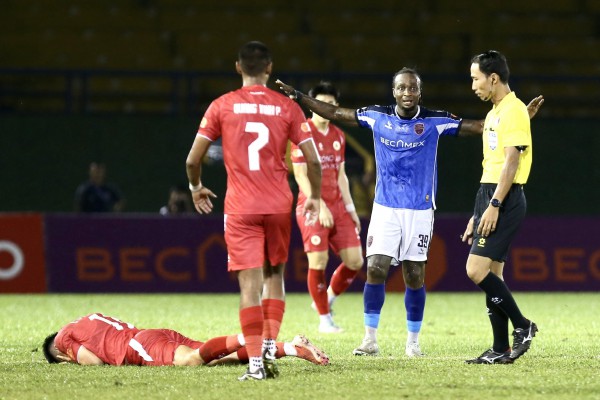 Phản ứng trọng tài, trợ lý HLV Polking sẽ bị ‘phạt nguội’: Dù đã chạy vào hầm, trốn thẻ đỏ! Phản ứng trọng tài, trợ lý HLV Polking sẽ bị ‘phạt nguội’: Dù đã chạy vào hầm, trốn thẻ đỏ!