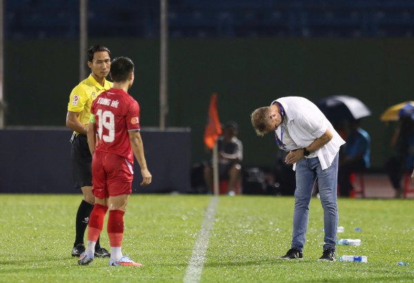 Phản ứng trọng tài, trợ lý HLV Polking sẽ bị ‘phạt nguội’: Dù đã chạy vào hầm, trốn thẻ đỏ! Phản ứng trọng tài, trợ lý HLV Polking sẽ bị ‘phạt nguội’: Dù đã chạy vào hầm, trốn thẻ đỏ!