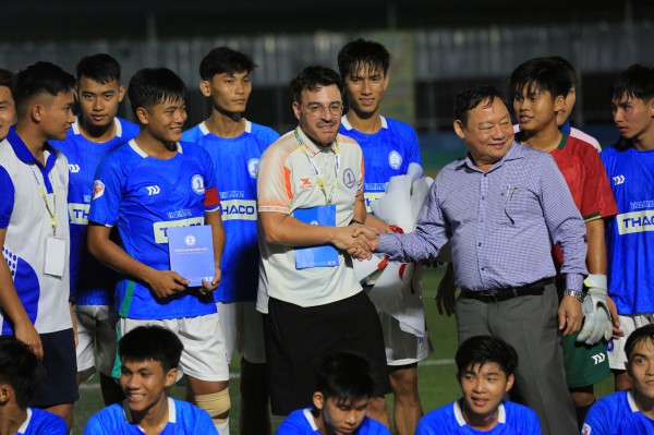 Quà sinh nhật đặc biệt của HLV Bồ Đào Nha tại TNSV THACO cup 2026