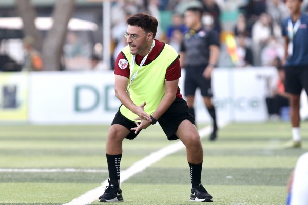 Quà sinh nhật đặc biệt của HLV Bồ Đào Nha tại TNSV THACO cup 2026