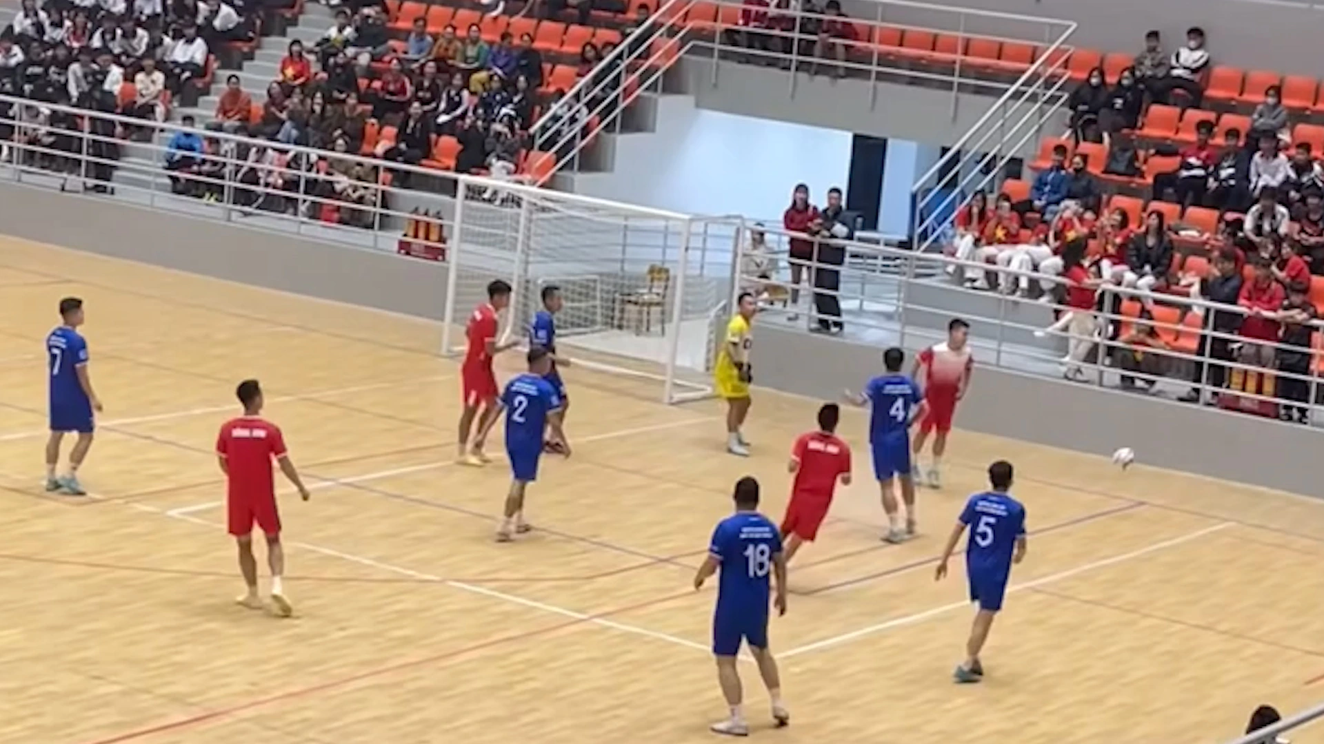 Quang Hải, Duy Mạnh cùng Văn Quyết bất ngờ chơi futsal: Sự thật là…