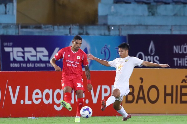 Quang Hải 'vẽ đường cong' tuyệt đẹp, CLB CAHN thắng đậm đội Hà Tĩnh Quang Hải 'vẽ đường cong' tuyệt đẹp, CLB CAHN thắng đậm đội Hà Tĩnh