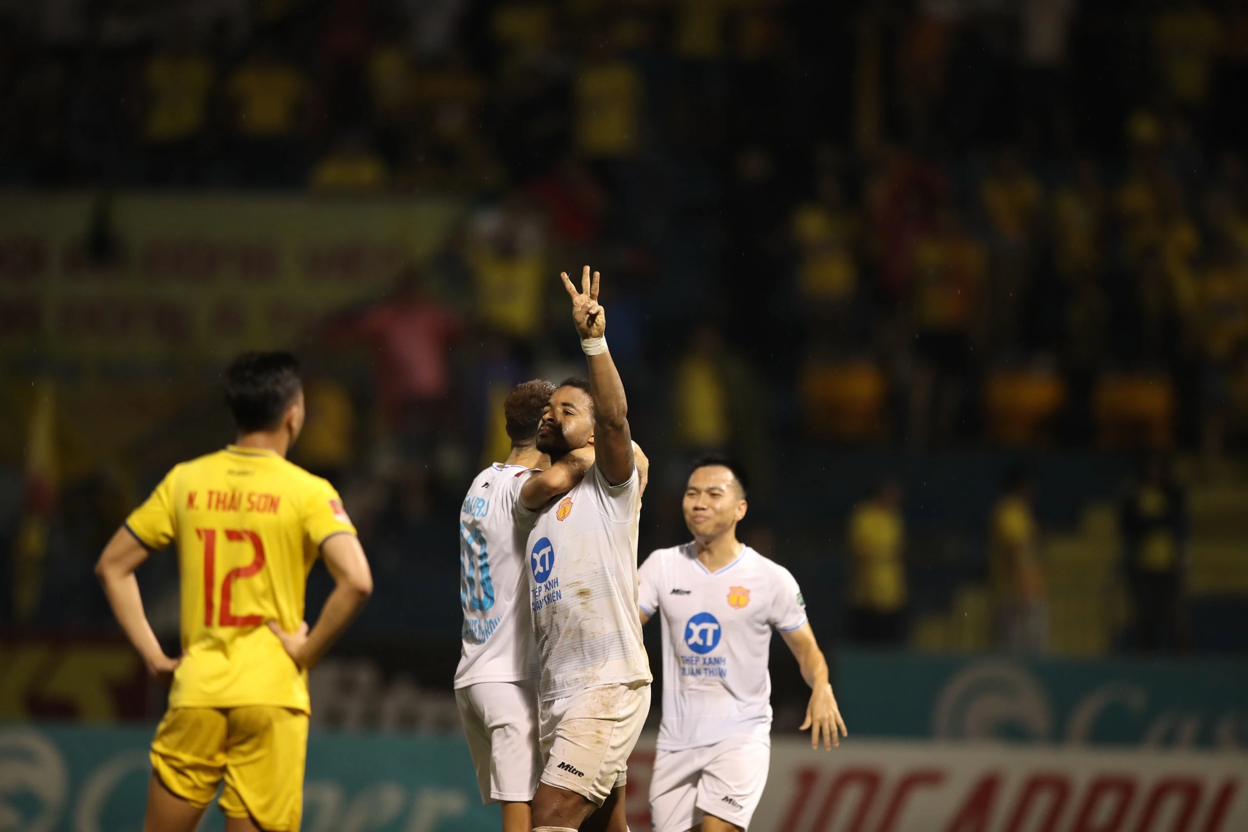 Rafaelson đi vào lịch sử V-League, CLB Nam Định lội ngược dòng thắng Thanh Hóa đầy cảm xúc