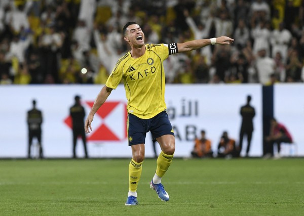 Ronaldo lên tiếng đáp trả mọi chỉ trích bằng bàn thắng thứ 969, tiếp tục cùng Al Nassr bay cao