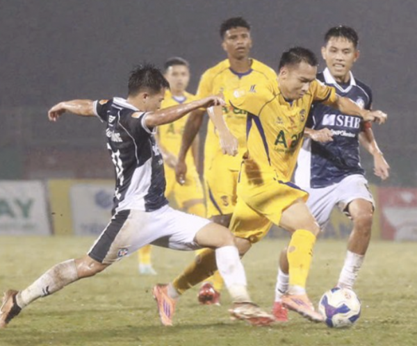 SLNA mắc ‘chi chít’ sai lầm, dính thẻ đỏ: Thua đau đội bét bảng V-League, Đà Nẵng vào tứ kết SLNA mắc ‘chi chít’ sai lầm, dính thẻ đỏ: Thua đau đội bét bảng V-League, Đà Nẵng vào tứ kết