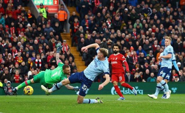 Salah tỏa sáng, Liverpool thắng thuyết phục Brentford