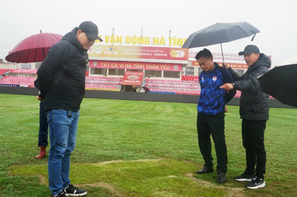 Sân Hà Tĩnh không gồng nổi vì thời tiết, đội nhà được SLNA cho mượn nơi ‘trú chân’ Sân Hà Tĩnh không gồng nổi vì thời tiết, đội nhà được SLNA cho mượn nơi ‘trú chân’