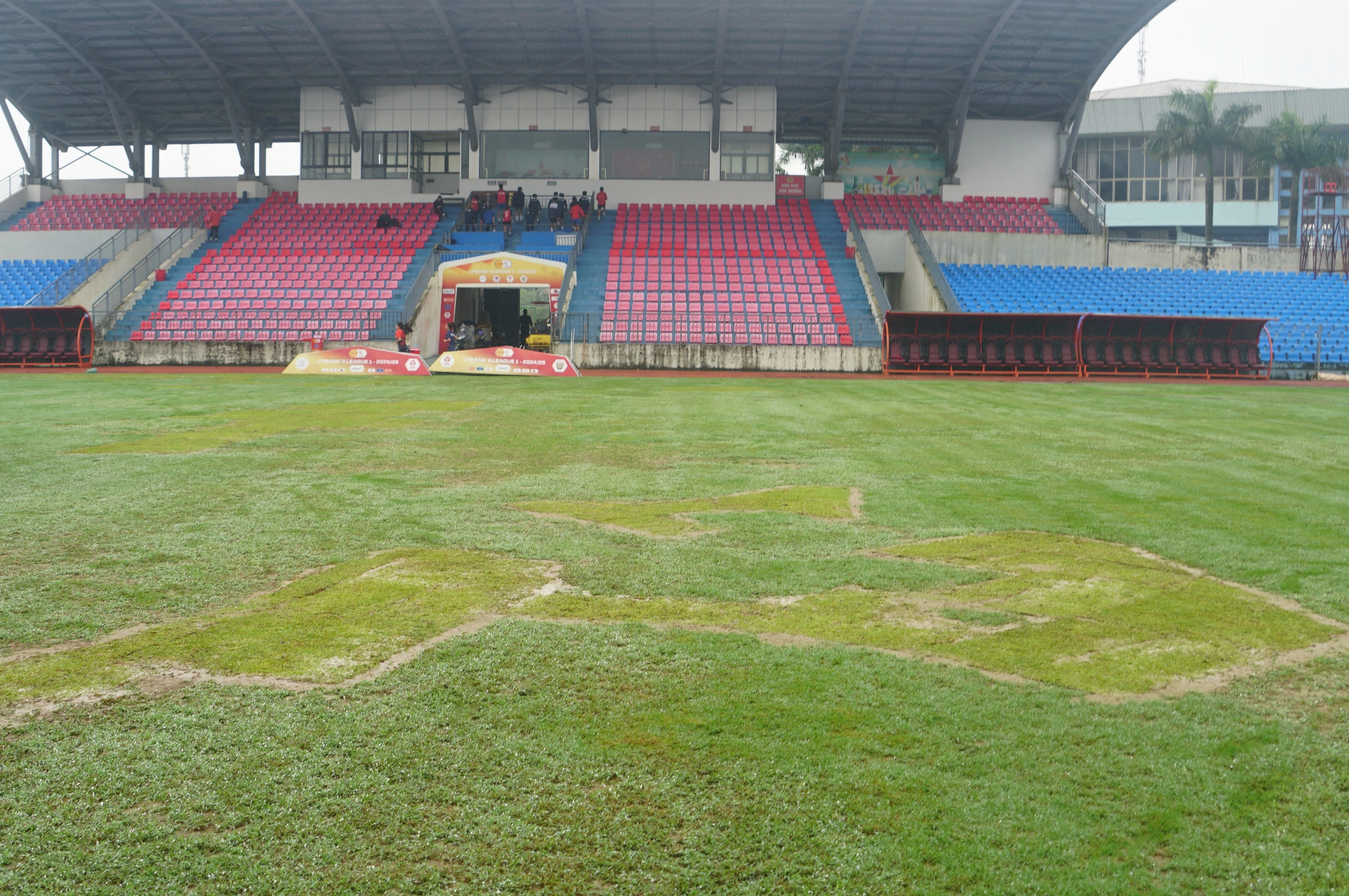 Sân Hà Tĩnh không gồng nổi vì thời tiết, đội nhà được SLNA cho mượn nơi ‘trú chân’ Sân Hà Tĩnh không gồng nổi vì thời tiết, đội nhà được SLNA cho mượn nơi ‘trú chân’