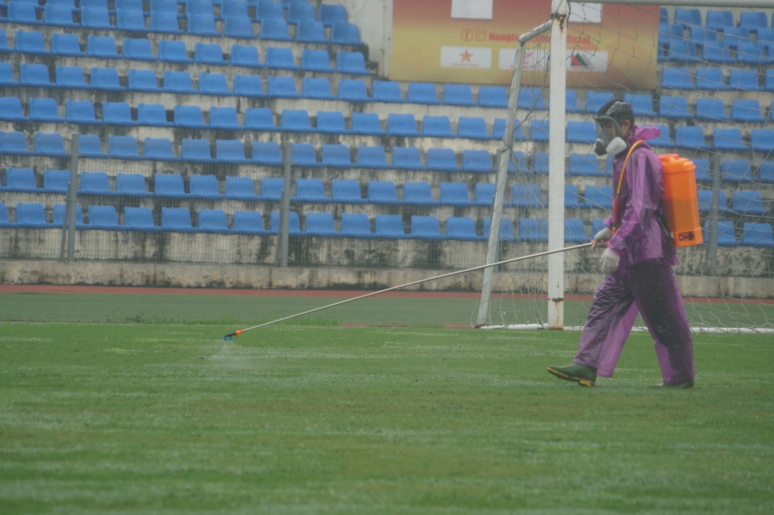 Sân Hà Tĩnh không gồng nổi vì thời tiết, đội nhà được SLNA cho mượn nơi ‘trú chân’ Sân Hà Tĩnh không gồng nổi vì thời tiết, đội nhà được SLNA cho mượn nơi ‘trú chân’