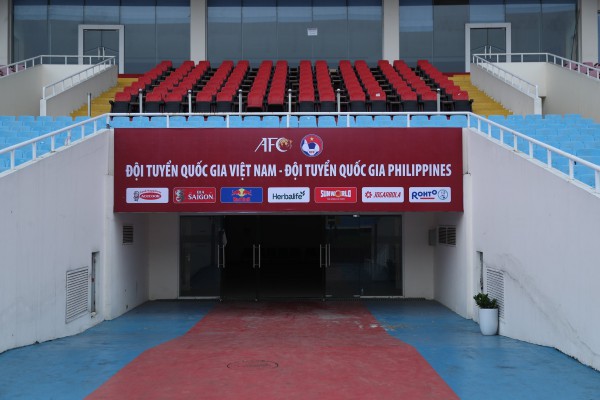 Sân Mỹ Đình 'bóng loáng', sẵn sàng cho trận ra mắt ông Kim, Việt Nam đấu Philippines