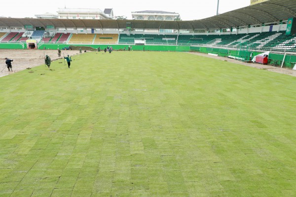 Sân Pleiku trải cỏ mới đẹp long lanh: HAGL sẽ chơi thứ bóng đá tốc độ cuốn hút Sân Pleiku trải cỏ mới đẹp long lanh: HAGL sẽ chơi thứ bóng đá tốc độ cuốn hút