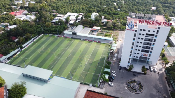 Sân bóng Trường ĐH Đồng Tháp đã sẵn sàng cho TNSV THACO cup 2026 Sân bóng Trường ĐH Đồng Tháp đã sẵn sàng cho TNSV THACO cup 2026