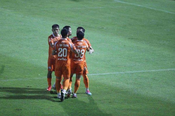 Sao U.23 Việt Nam Lê Viktor thành ‘gà son’, kiến tạo phút 90+7: Hà Tĩnh thắng nhọc Quảng Ninh