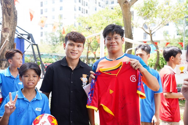 Sau giao hữu với huyền thoại M.U, Tuấn Hải có hoạt động ý nghĩa ở Đà Nẵng Sau giao hữu với huyền thoại M.U, Tuấn Hải có hoạt động ý nghĩa ở Đà Nẵng