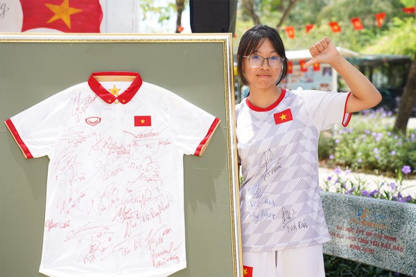 Sau giao hữu với huyền thoại M.U, Tuấn Hải có hoạt động ý nghĩa ở Đà Nẵng Sau giao hữu với huyền thoại M.U, Tuấn Hải có hoạt động ý nghĩa ở Đà Nẵng