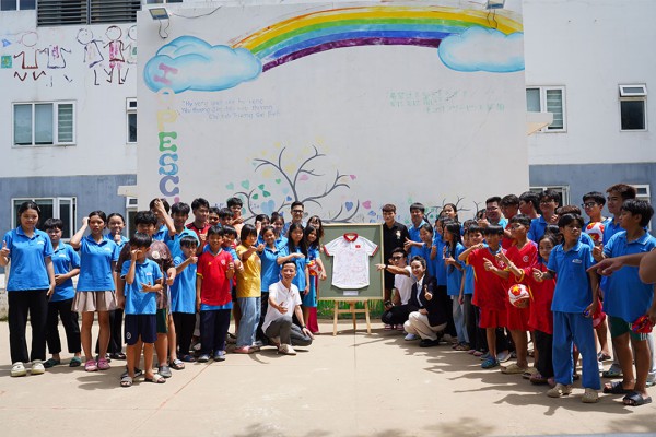 Sau giao hữu với huyền thoại M.U, Tuấn Hải có hoạt động ý nghĩa ở Đà Nẵng Sau giao hữu với huyền thoại M.U, Tuấn Hải có hoạt động ý nghĩa ở Đà Nẵng