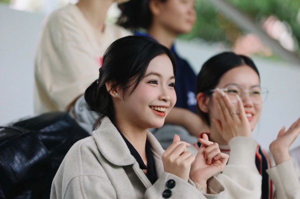 TNSV THACO cup 2026: Những 'bóng hồng' rạng rỡ trên khán đài SVĐ Trường ĐH Nha Trang