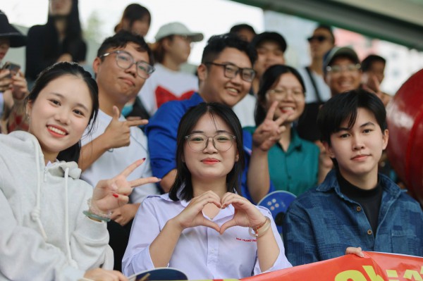 TNSV THACO cup 2026: Những 'bóng hồng' rạng rỡ trên khán đài SVĐ Trường ĐH Nha Trang