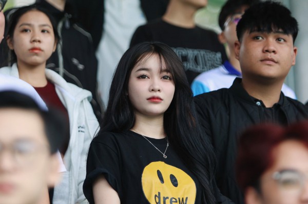 TNSV THACO cup 2026: Những 'bóng hồng' rạng rỡ trên khán đài SVĐ Trường ĐH Nha Trang