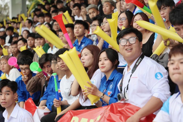 TNSV THACO cup 2026: Những 'bóng hồng' rạng rỡ trên khán đài SVĐ Trường ĐH Nha Trang