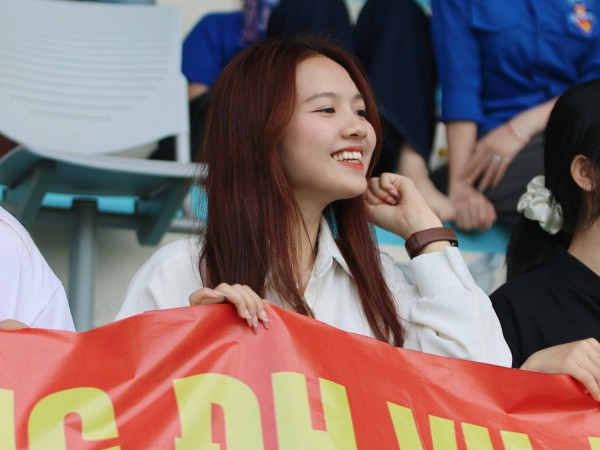 TNSV THACO cup 2026: Những 'bóng hồng' rạng rỡ trên khán đài SVĐ Trường ĐH Nha Trang