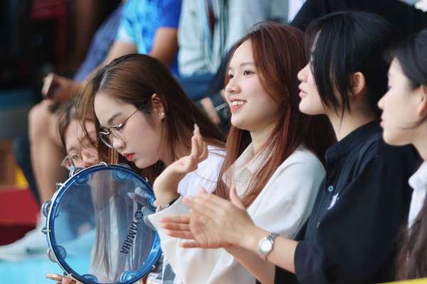 TNSV THACO cup 2026: Những 'bóng hồng' rạng rỡ trên khán đài SVĐ Trường ĐH Nha Trang