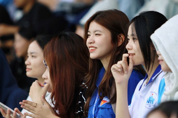 TNSV THACO cup 2026: Những 'bóng hồng' rạng rỡ trên khán đài SVĐ Trường ĐH Nha Trang