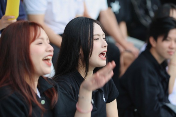 TNSV THACO cup 2026: Những 'bóng hồng' rạng rỡ trên khán đài SVĐ Trường ĐH Nha Trang