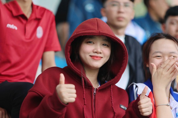 TNSV THACO cup 2026: Những 'bóng hồng' rạng rỡ trên khán đài SVĐ Trường ĐH Nha Trang