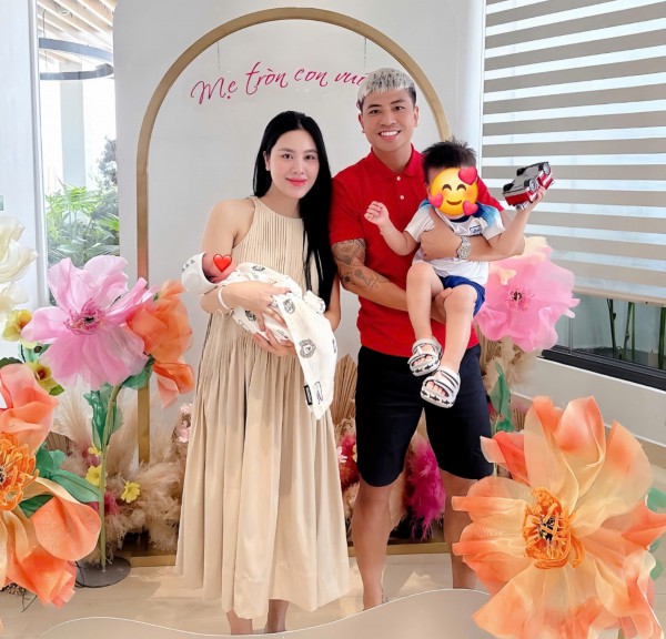 Tân binh của CLB Thanh Niên TP.HCM, tuyển thủ Đinh Thanh Bình nhận món quà tuyệt vời