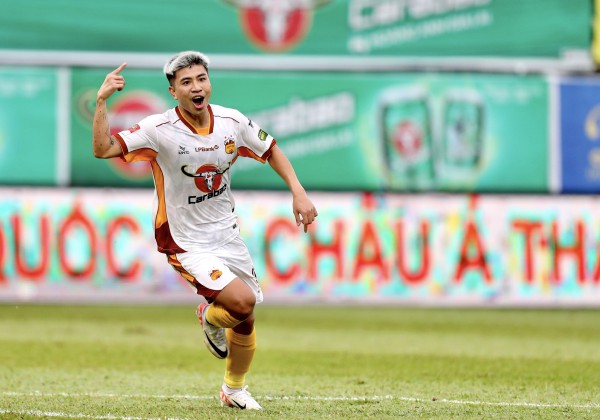 Tân binh của CLB Thanh Niên TP.HCM, tuyển thủ Đinh Thanh Bình nhận món quà tuyệt vời