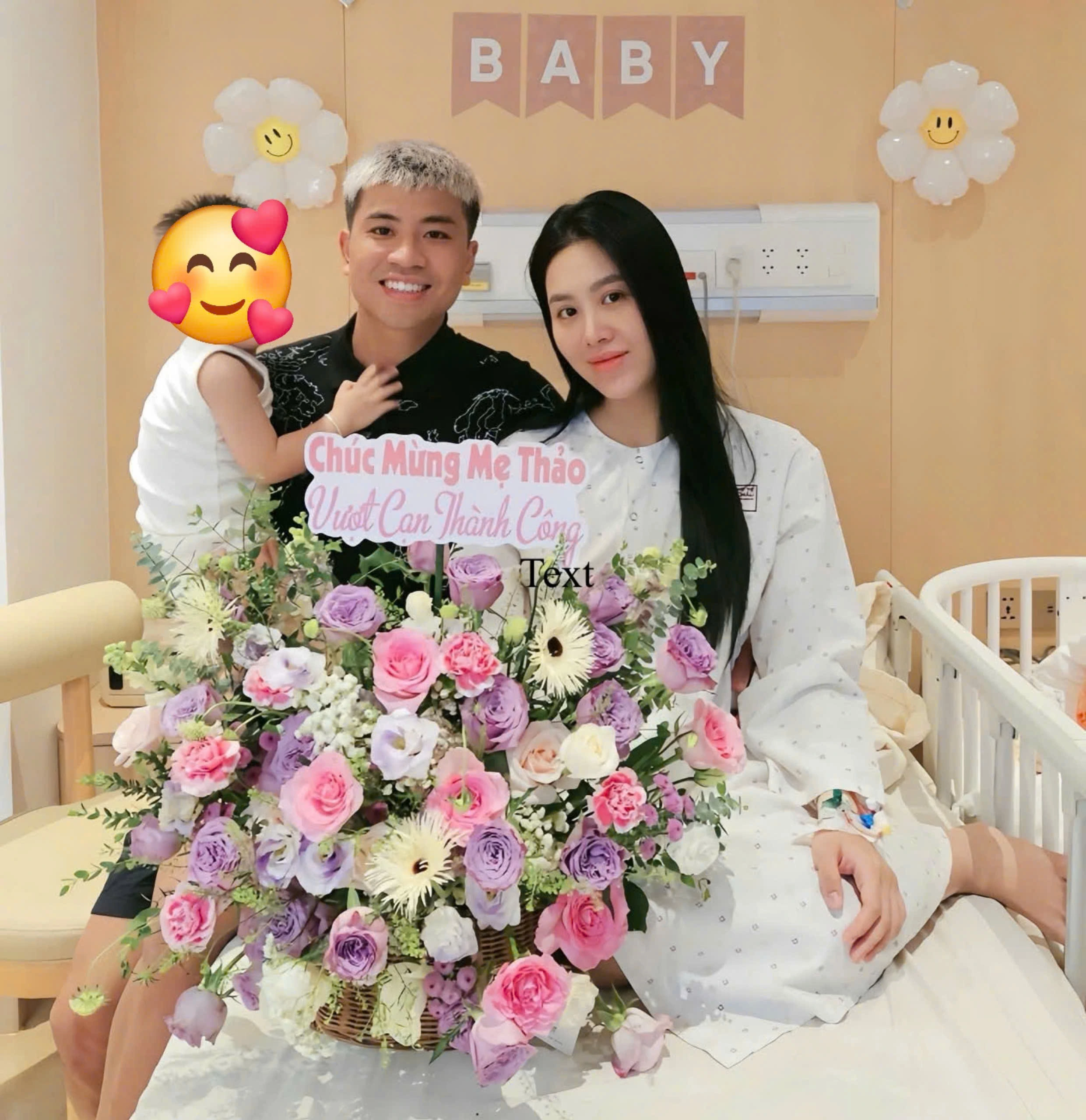 Tân binh của CLB Thanh Niên TP.HCM, tuyển thủ Đinh Thanh Bình nhận món quà tuyệt vời