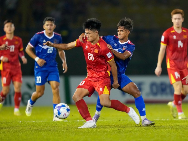 Tân binh đội tuyển Việt Nam tiết lộ lời dặn của thầy Kim, ca ngợi Xuân Son ở đẳng cấp khác