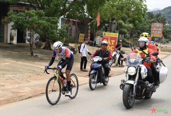 Tay đua Vĩnh Long độc diễn, đoạt áo vàng giải xe đạp 'Về Điện Biên Phủ 2024’
