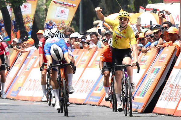 Tay đua người Belarus 'làm mưa làm gió' ở Cúp xe đạp truyền hình TP.HCM Tay đua người Belarus 'làm mưa làm gió' ở Cúp xe đạp truyền hình TP.HCM