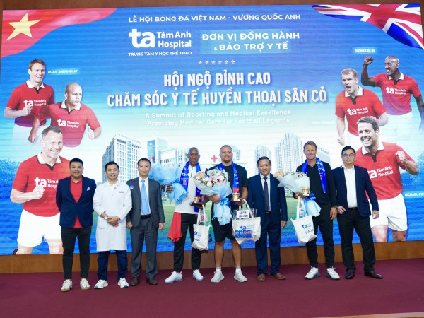 Teddy Sheringham và các huyền thoại ‘Man đỏ’ tạo ấn tượng mạnh tại Bệnh viện đa khoa Tâm Anh Teddy Sheringham và các huyền thoại ‘Man đỏ’ tạo ấn tượng mạnh tại Bệnh viện đa khoa Tâm Anh