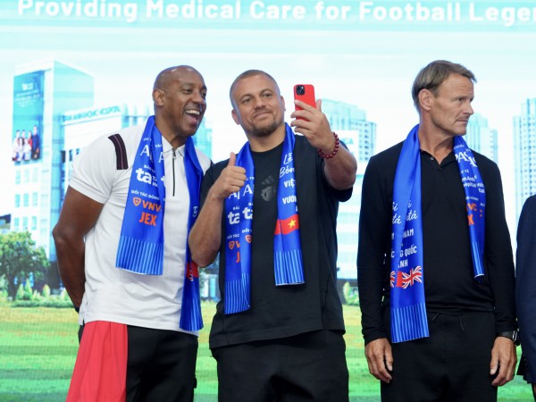 Teddy Sheringham và các huyền thoại ‘Man đỏ’ tạo ấn tượng mạnh tại Bệnh viện đa khoa Tâm Anh Teddy Sheringham và các huyền thoại ‘Man đỏ’ tạo ấn tượng mạnh tại Bệnh viện đa khoa Tâm Anh