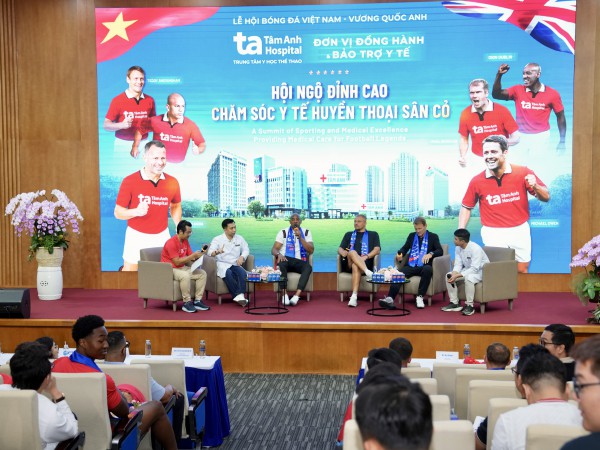 Teddy Sheringham và các huyền thoại ‘Man đỏ’ tạo ấn tượng mạnh tại Bệnh viện đa khoa Tâm Anh Teddy Sheringham và các huyền thoại ‘Man đỏ’ tạo ấn tượng mạnh tại Bệnh viện đa khoa Tâm Anh