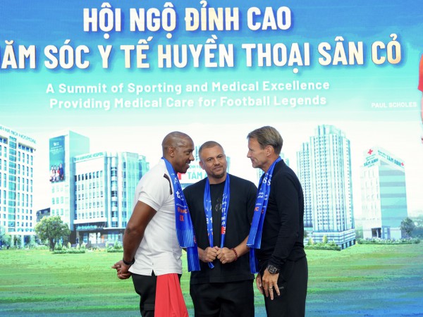 Teddy Sheringham và các huyền thoại ‘Man đỏ’ tạo ấn tượng mạnh tại Bệnh viện đa khoa Tâm Anh Teddy Sheringham và các huyền thoại ‘Man đỏ’ tạo ấn tượng mạnh tại Bệnh viện đa khoa Tâm Anh
