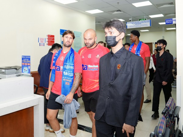 Teddy Sheringham và các huyền thoại ‘Man đỏ’ tạo ấn tượng mạnh tại Bệnh viện đa khoa Tâm Anh Teddy Sheringham và các huyền thoại ‘Man đỏ’ tạo ấn tượng mạnh tại Bệnh viện đa khoa Tâm Anh