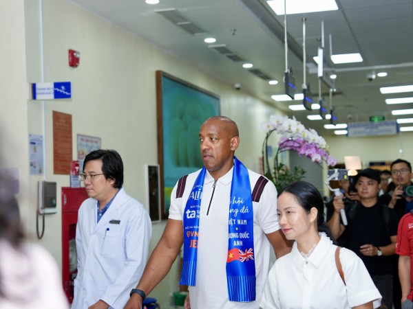 Teddy Sheringham và các huyền thoại ‘Man đỏ’ tạo ấn tượng mạnh tại Bệnh viện đa khoa Tâm Anh Teddy Sheringham và các huyền thoại ‘Man đỏ’ tạo ấn tượng mạnh tại Bệnh viện đa khoa Tâm Anh