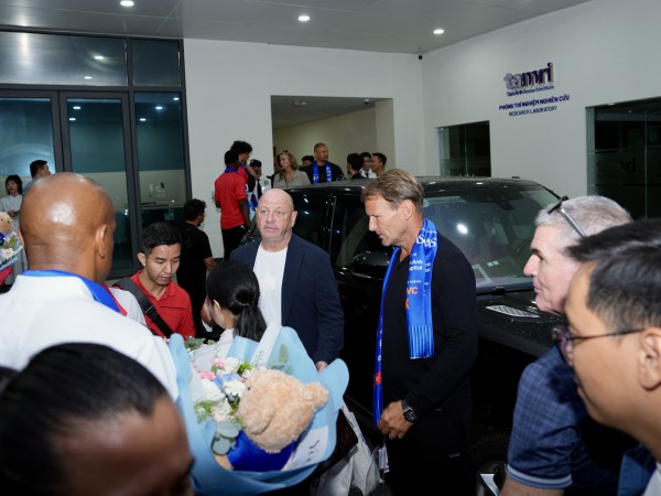 Teddy Sheringham và các huyền thoại ‘Man đỏ’ tạo ấn tượng mạnh tại Bệnh viện đa khoa Tâm Anh Teddy Sheringham và các huyền thoại ‘Man đỏ’ tạo ấn tượng mạnh tại Bệnh viện đa khoa Tâm Anh