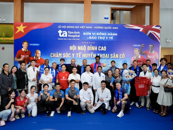 Teddy Sheringham và các huyền thoại ‘Man đỏ’ tạo ấn tượng mạnh tại Bệnh viện đa khoa Tâm Anh Teddy Sheringham và các huyền thoại ‘Man đỏ’ tạo ấn tượng mạnh tại Bệnh viện đa khoa Tâm Anh