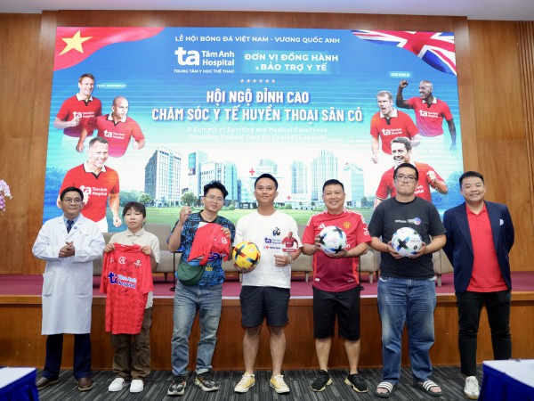 Teddy Sheringham và các huyền thoại ‘Man đỏ’ tạo ấn tượng mạnh tại Bệnh viện đa khoa Tâm Anh Teddy Sheringham và các huyền thoại ‘Man đỏ’ tạo ấn tượng mạnh tại Bệnh viện đa khoa Tâm Anh