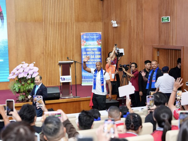 Teddy Sheringham và các huyền thoại ‘Man đỏ’ tạo ấn tượng mạnh tại Bệnh viện đa khoa Tâm Anh Teddy Sheringham và các huyền thoại ‘Man đỏ’ tạo ấn tượng mạnh tại Bệnh viện đa khoa Tâm Anh