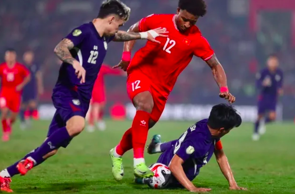 Thầy Kim lấy sổ ghi chép mọi số liệu các đối thủ tại AFF Cup, ai đáng sợ nhất?