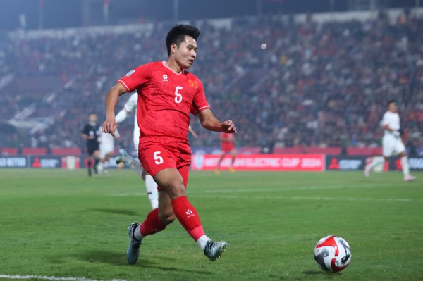 Thầy Kim lên phương án nóng, ‘nhặt sạn’ ở hai cánh đội tuyển Việt Nam