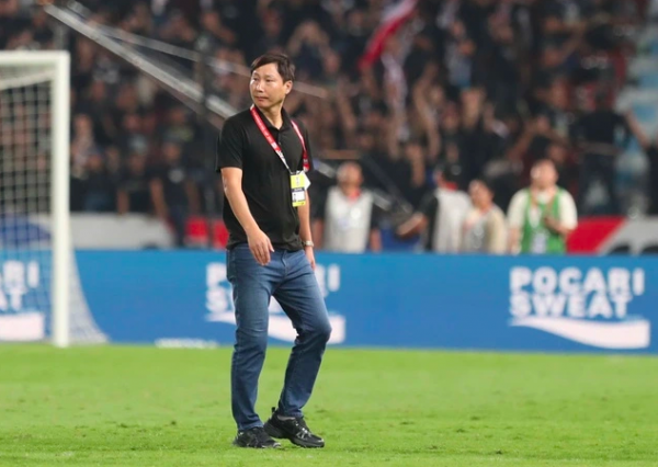 Thầy Kim tiết lộ thú vị về quả táo của Đình Bắc, chiếc áo may mắn và muốn thắng U.23 Kyrgyzstan