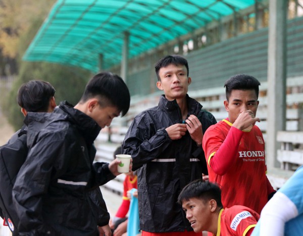 Thầy Park mặc kín mít, đội U.23 Việt Nam xì xụp trà gừng chống rét tại Kyrgyzstan